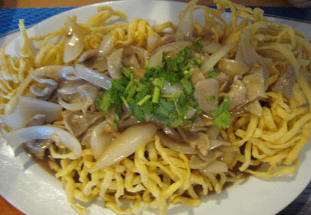 Stir-fried crispy egg noodle with beef and onion