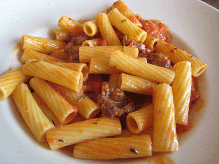 Rigatoni con salsa rosato