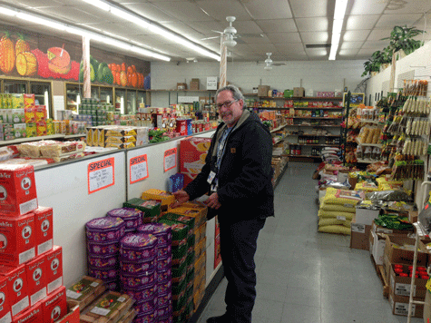 My friend Bruce "Sr Plata" peruses the grocery aisles for Middle Eastern commestibles