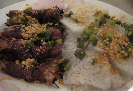 Steamed vermicelli with grilled onion beef